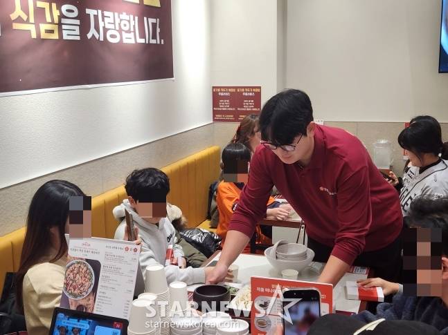 김서현이 팬들을 위해 칼국수를 서빙하고 있다. /사진=안호근 기자