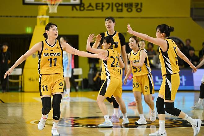KB스타즈 선수들이 득점 후 기뻐하고 있다. /사진=WKBL 제공