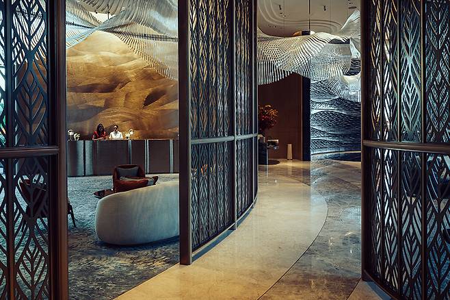 거대한 모래 언덕의 날렵함을 닮아 있는 로비의 통로