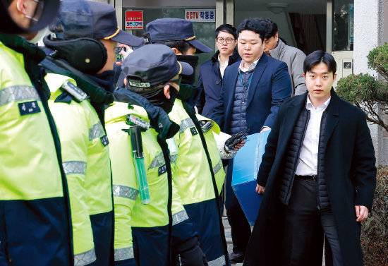 경찰이 1월 14일 더불어민주당 김병기 전 원내대표의 자택에서 압수수색을 마친 뒤 압수물품을 옮기고 있다. 뉴스1