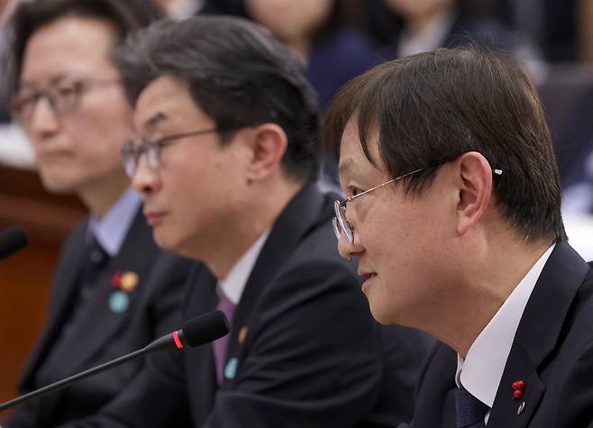 이찬진 금융감독원장(오른쪽)이 지난해 12월 19일 정부서울청사 별관에서 이재명 대통령의 질의에 답하고 있다. 바로 옆에 이억원 금융위원회 위원장이 앉아 있다. 대통령실사진기자단