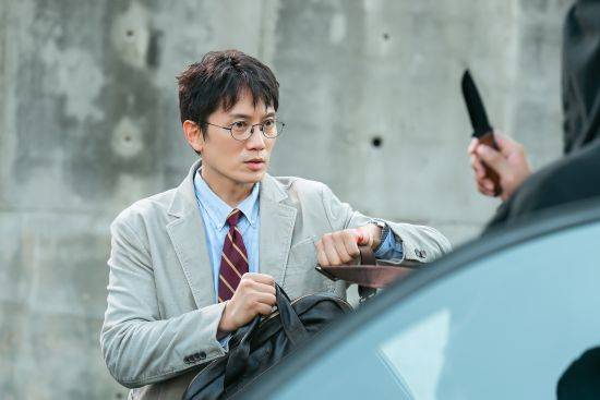 '판사 이한영' 지성, 대낮의 갑작스러운 습격에 당황…피 철철 '깜짝'