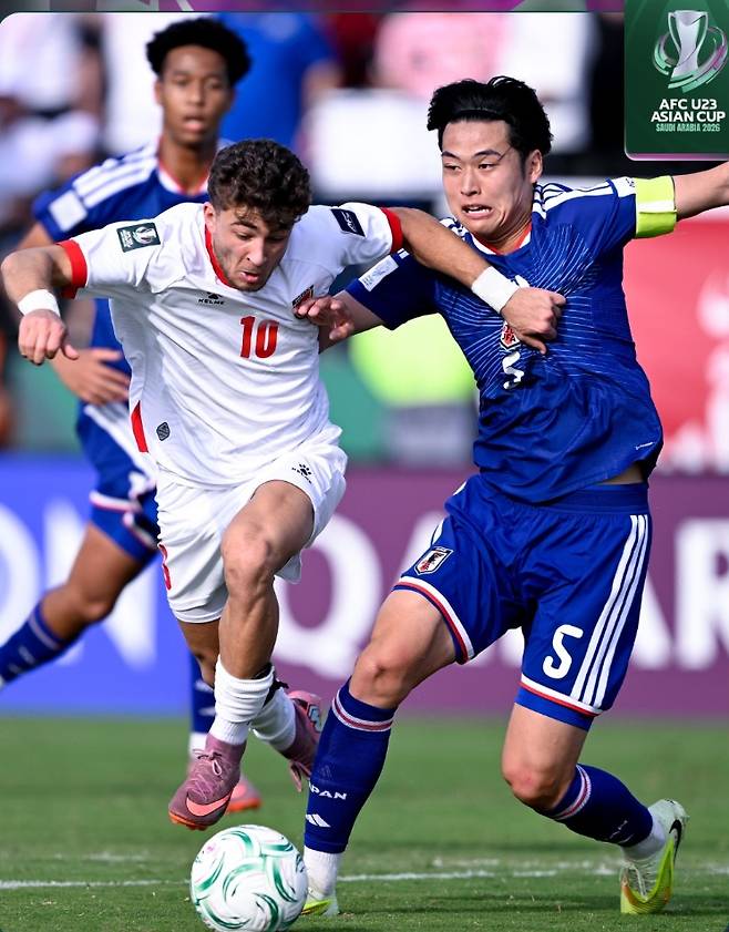 일본 23세 이하(U-23) 축구 국가대표팀은 14일(한국시간) 사우디아라비아 제다에 위치한 킹 압둘라 스포츠 시티에서 열린 요르단과의 2026 아시아축구연맹(AFC) U-23 아시안컵 조별리그 8강전에서 120분 혈투 끝에 승부차기에서 4-2 진땀승을 거뒀다. 일본은 요르단과 연장전을 포함해 120분 경기를 펼쳤지만 1-1로 비기면서 승부차기에 돌입했고, 승부차기에서&nbsp;아라키 루이 골키퍼가 두 번이나 선방하면서 준결승행 티켓을 거머쥐었다. AFC