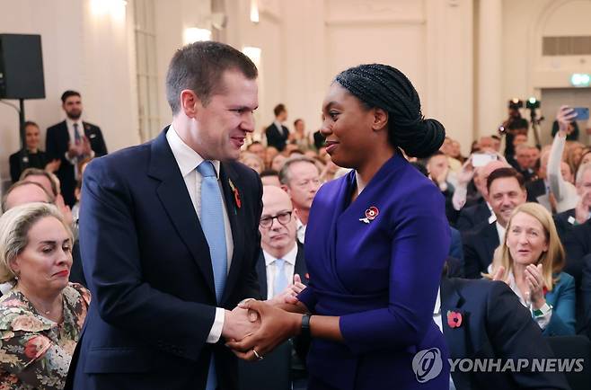 2024년 11월 당대표 경선에서 젠릭(왼쪽)과 베이드녹 [EPA 연합뉴스 자료사진. 재판매 및 DB 금지]