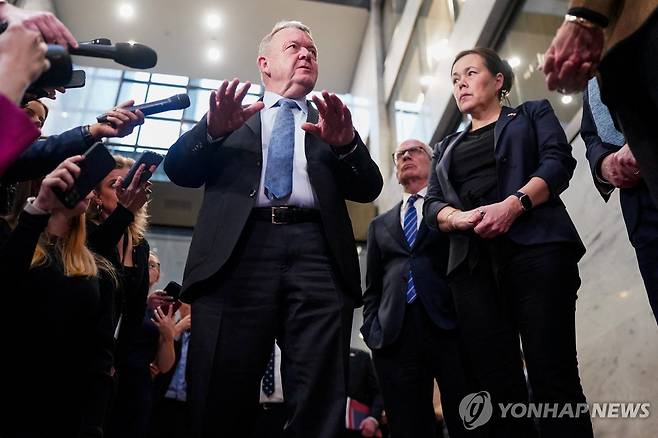 14일 미국 워싱턴DC에서 라르스 뢰케 라스무센 덴마크 외무장관(가운데)와 비비안 모츠펠트 그린란드 외무장관이 기자들을 만나 발언하고 있다. [로이터=연합뉴스]
