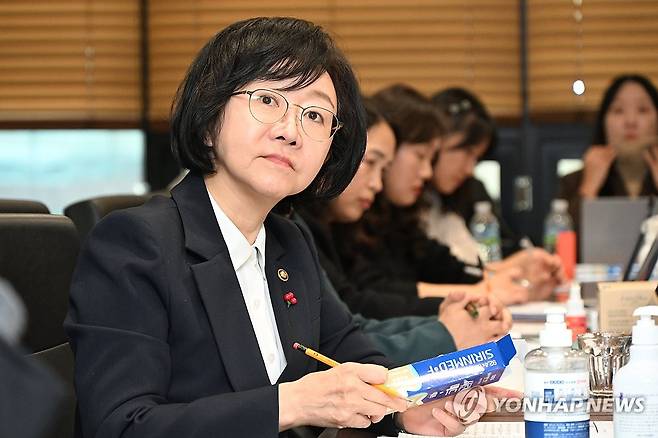 오유경 식품의약품안전처장, 부광약품 현장 방문 (서울=연합뉴스) 오유경 식품의약품안전처장이 9일 서울 동작구 부광약품을 방문해 점자 표시 및 QR코드 시연 등 현장의 목소리를 청취하고 있다. 2025.12.9 [식품의약품안전처 제공. 재판매 및 DB 금지] photo@yna.co.kr