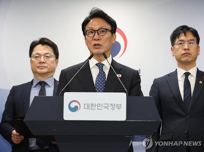 행정통합 인센티브 브리핑하는 김민석 국무총리 (서울=연합뉴스) 서명곤 기자 = 김민석 국무총리가 16일 서울 종로구 정부서울청사에서 행정통합 인센티브와 관련해 브리핑하고 있다. 2026.1.16 seephoto@yna.co.kr