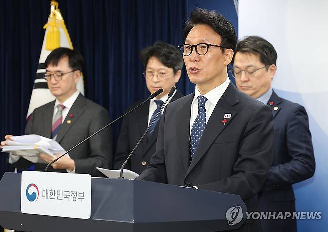 통합특별시에 4년 최대 20조원 지원 (서울=연합뉴스) 서명곤 기자 = 김민석 국무총리가 16일 서울 종로구 정부서울청사에서 행정통합 인센티브와 관련해 브리핑을 하고 있다. 2026.1.16 seephoto@yna.co.kr