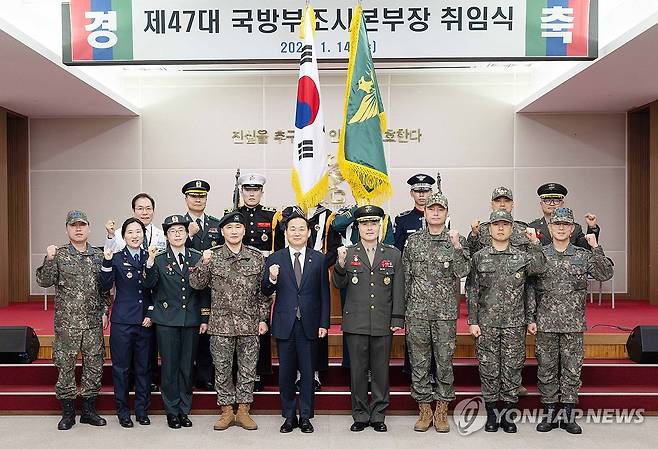 박정훈 국방부 조사본부장 직무대리 취임 (서울=연합뉴스) 박정훈 국방부 조사본부장이 지난 15일 취임식에서 기념 촬영하고 있다. 2026.1.16 [국방부 조사본부 제공. 재판매 및 DB 금지] photo@yna.co.kr