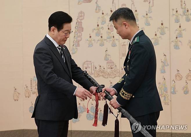 이재명 대통령, 박성제 특수전사령관 삼정검 수치 수여 (서울=연합뉴스) 김도훈 기자 = 이재명 대통령이 16일 청와대 본관에서 열린 3성 장군 진급·보직 신고 및 수치 수여식에서 박성제 특수전사령관의 삼정검에 수치를 달아주고 있다. 2026.1.16 superdoo82@yna.co.kr