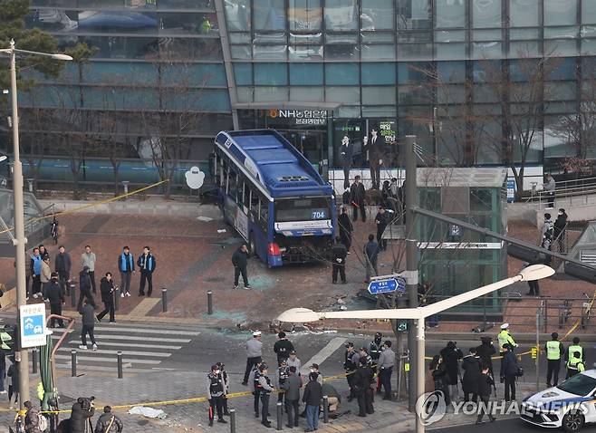 서울 서대문역 시내버스 인도 돌진 (서울=연합뉴스) 서명곤 기자 = 16일 서울 서대문역 사거리에서 버스가 인도로 돌진 뒤 건물에 충돌해 있다. 2026.1.16 seephoto@yna.co.kr