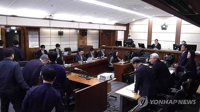 재판부 향해 인사하는 윤석열 전 대통령 (서울=연합뉴스) 윤석열 전 대통령이 16일 서초구 서울중앙지방법원에서 열린 특수공무집행방해, 범인도피교사, 직권남용 권리행사방해 혐의 등 사건에 대한 1심 선고 공판에서 징역 5년을 선고받은 뒤 법정을 나서며 백대현 부장판사 등 재판부를 향해 인사하고 있다. 2026.1.16 [서울중앙지법 제공. 재판매 및 DB 금지] photo@yna.co.kr