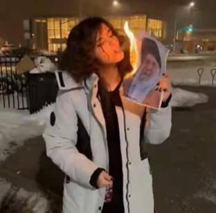 이란 최고지도자 사진으로 담뱃불 붙이는 이란 여성 [인스타그램 캡처. 재배포 및 DB 금지]