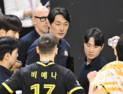 하현용 감독대행의 작전 지시를 듣는 KB손해보험 선수들 [한국배구연맹 제공. 재판매 및 DB 금지]