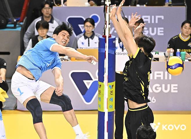 공격하는 대한항공의 김규민(왼쪽) [한국배구연맹 제공. 재판매 및 DB 금지]