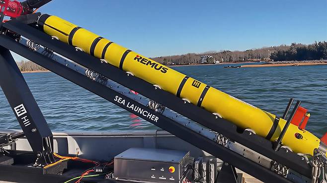 씨런처 시스템과 결합돼 있는 레무스 AUV. (사진=HII)