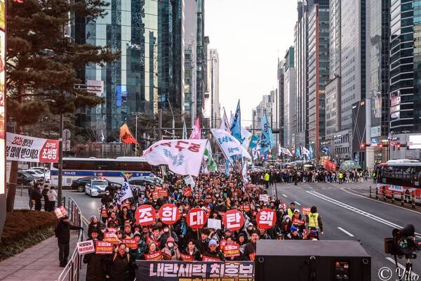 17일 서울 서초구 서초역(대법원·대검찰청 앞)에서 열린 '내란청산 국민주권실현 174차 전국집중 촛불대행진'에 참가한 시민들이 행진을 하고 있다. 2026.1.17. 이호 작가