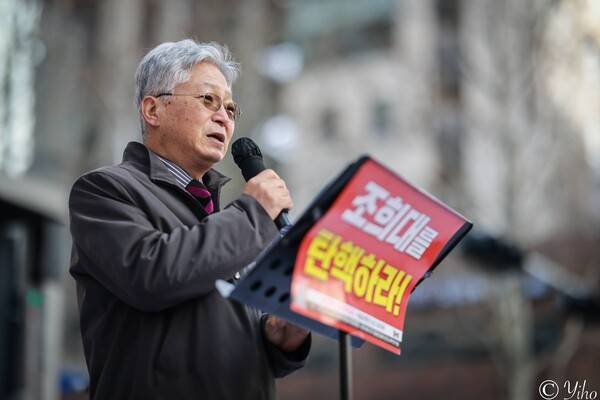 엄종득 이천촛불행동 대표가17일 서울 서초구 서초역(대법원·대검찰청 앞)에서 열린 '내란청산 국민주권실현 174차 전국집중 촛불대행진'에서 발언하고 있다. 2026.1.17. 이호 작가