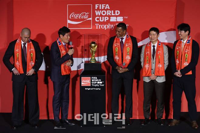 차범근 전 감독(왼쪽 두 번째)이 16일 오후 서울시 용산구 한강대로 CGV 용산아이파크몰 스크린X관에서 열린 FIFA 월드컵 트로피 투어 미디어 간담회에서 대한민국의 북중미 월드컵 선전을 응원하고 있다. 사진=이영훈 기자