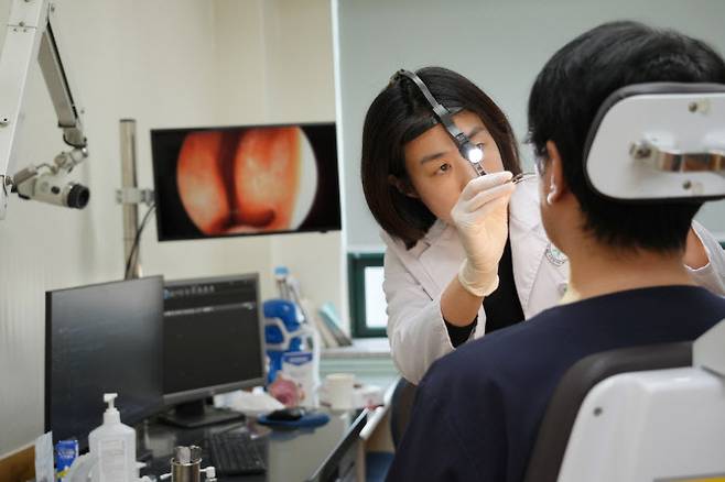 분당제생병원 이비인후과 배미례 과장이 진료하고 있다.