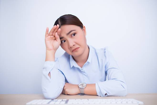 상대방의 의도를 이해하지 못하거나, 상대방의 감정을 확신하지 못할 때는 별다른 바디 랭귀지를 하지 않거나 모순된 태도를 보인다. 사진= 게티이미지뱅크