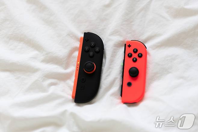 '조이콘'으로 불리는 분리형 컨트롤러. '붙였다 뗐다' 하는 재미가 있다. 2026.1.17/뉴스1 ⓒ News1 이기범 기자