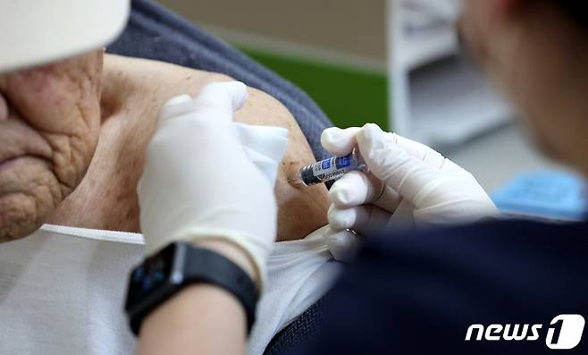 서울의 한 병원에서 어르신이 예방 접종을 받고 있다. 2023.10.11/뉴스1 ⓒ News1 박지혜 기자