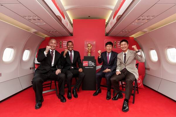 오리지널 FIFA 월드컵 트로피, 코카-콜라 전세기 타고 한국 상륙... '월드컵의 시간'이 시작됐다