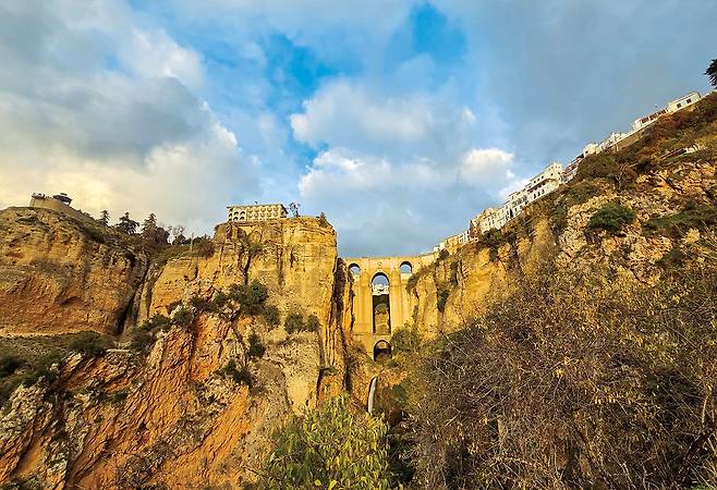 해발 750m 석회암 지대를 흐르던 과달레빈 강이 만든 스페인 론다의 협곡. 100만년에 걸쳐 만들어졌다. 스페인 사람들은 수십 년에 걸쳐 다리를 놓아 끊어진 지역을 이었다. 론다 ‘누에보 다리’ 앞에서 감동하는 이유다. 절벽 가장 높은 곳에 선 건물이 스페인 국영호텔인 ‘론다 파라도르’. /박은주 기자