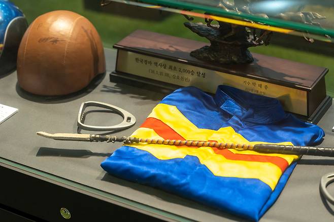 박태종 기수의 은퇴 특별전에 전시된 그의 트레이드마크 기수복과 채찍, 재갈과 2000승 기념패 등. /이신영 영상미디어기자