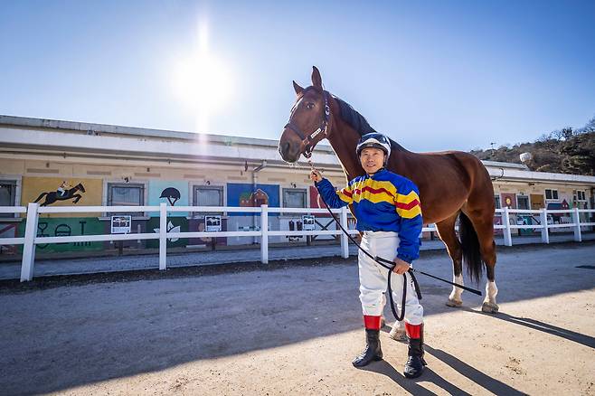 '말밖에 모르는' 박태종 기수는 결혼도 기초 승마 교관 출신인 이은주씨와 1998년 했다. /이신영 영상미디어기자