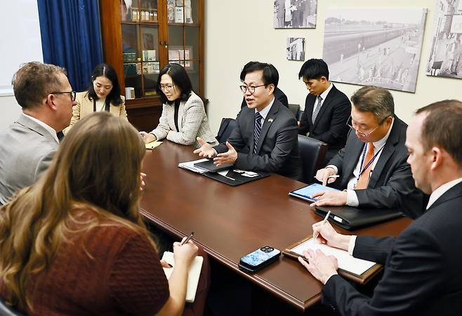 여한구 산업부 통상교섭본부장이 지난 14일 워싱턴 DC 의회에서 에이드리언 스미스 하원 세입위원회 무역 소위원장과 만나 대화를 하고 있다. /산업부