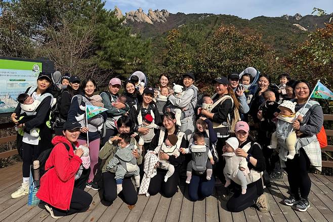 베이비하이킹클럽 회원들이 아이들과 함께 산에 올라 포즈를 취했다. 오언주 회장 제공.
