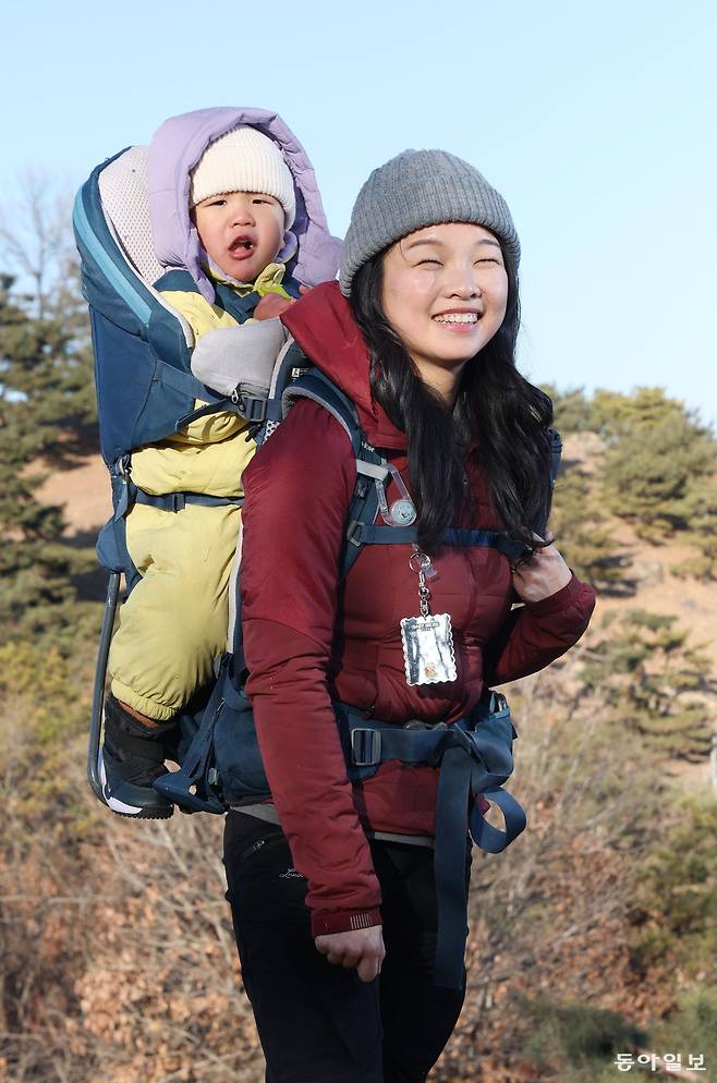 오언주 베이비하이킹클럽(베하클) 회장이 아들을 업고 서울 광진구 아차산 해맞이코스 1보루에 올라 활짝 웃고 있다.  신원건 기자 laputa@donga.com