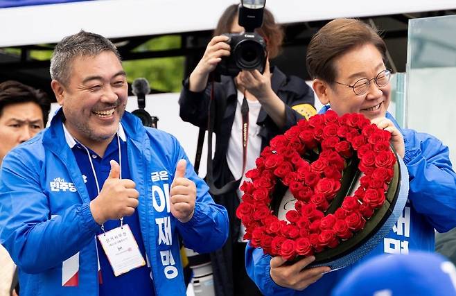 지난해 이재명 대통령(당시 더불어민주당 대선 후보)가 경기 고양시 일산문화공원에서 유세를 펼치는 현장에 배우 이원종 씨(왼쪽)가 옆에서 엄지를 들어보이고 있다. 동아일보 DB