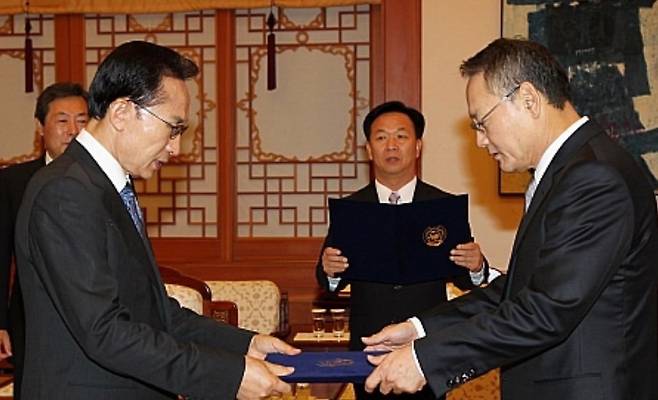 2011년 청와대에서 이명박 당시 대통령이 배우 유인촌 씨(오른쪽)에게 문화특별보좌관 임명장을 수여하고 있다. 뉴시스