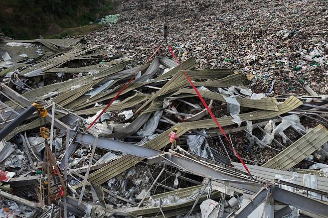 지난 11일(현지 시간) 필리핀 세부의 쓰레기 매립지 붕괴 현장에서 구조대원들이 수색·구조 작업을 이어가고 있다. 사진=뉴시스