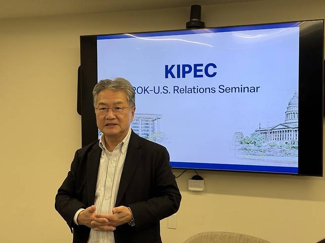 도널드 트럼프 2기 행정부 첫 10개월간 주한 미국대사대리로 활동한 조셉 윤이 16일(현지시각) 트럼프 2기 행정부 출범 1년을 맞아 한미의회교류센터(KIPEC)가 주최한 대담에서 발언하고 있다. 워싱턴/김원철 특파원