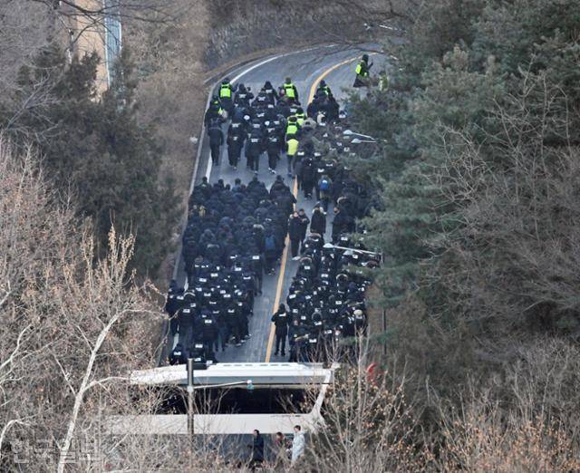 지난해 1월 15일 고위공직자범죄수사처 검사, 수사관과 경찰들이 윤석열 전 대통령에 대한 2차 체포영장을 집행하기 위해 서울 용산구 한남동 대통령 관저로 접근하고 있다. 홍인기 기자