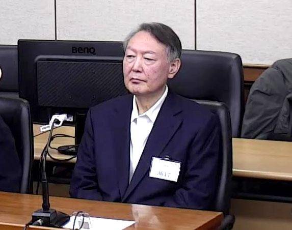 윤석열 전 대통령이 16일 서울 서초구 서울중앙지법에서 열린 특수공무집행방해 등 혐의 사건에 대한 1심 선고 공판에 출석해 피고인석에 앉아 있다. 서울중앙지법 제공