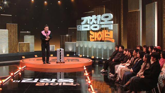 '브랜드 스토리텔러'로 나선 김창옥 강사가 6일 서울 서초구 CJ온스타일 스튜디오에서 진행한 '더 김창옥 라이브' 첫 방송 중 방청객에게 자신의 리드볼트 캐리어 사용 경험담을 풀어내고 있다. CJ온스타일 제공