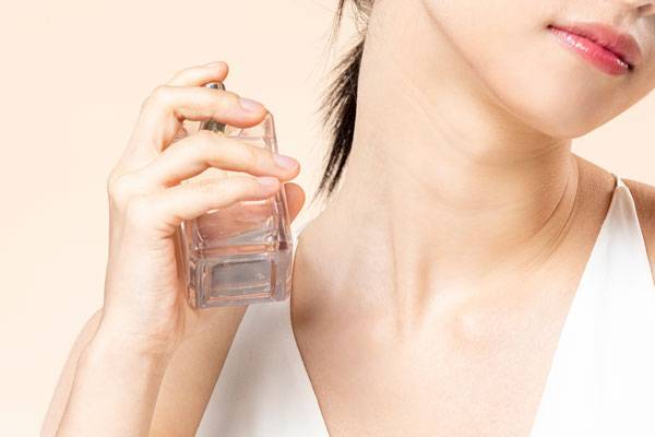 최근 SNS에서 향수를 목에 뿌리면 갑상선 건강에 좋지 않다는 영상이 흔히 보이지만 이는 과학적 근거가 없다. /사진=클립아트코리아