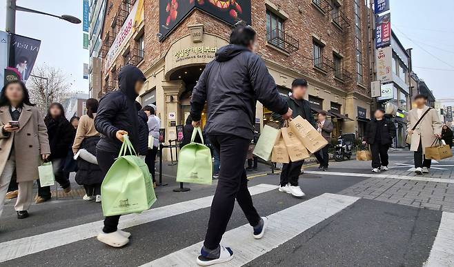 대전시 중구 성심당 본점에서 고객들이 방과 케이크를 사들고 나서고 있다. 김성태 객원기자