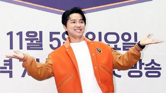 스타강사 조정식이 2023년 11월 2일 오전 서울 마포구 상암동 스탠포드 호텔에서 열린 채널A 예능 ‘성적을 부탁해-티처스’ 제작발표회에서 포즈를 취하고 있다. 뉴스1