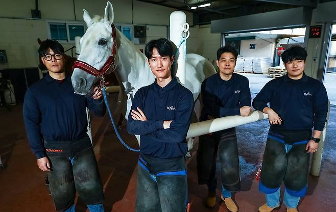 한국마사회 소속 장제사들. 왼쪽부터 김학진 사원, 강성규 사원, 윤신상 과장, 정예강 사원.