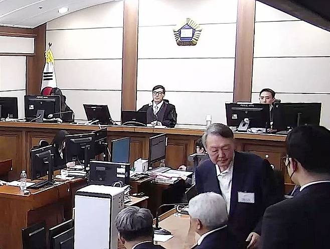 서울중앙지법 형사합의35부는 16일 체포방해 등 혐의를 받는 윤석열 전 대통령에게 징역 5년을 선고했다. 윤 전 대통령 관련 재판 중 첫 1심 선고다. 내란 우두머리 혐의 사건 1심 선고는 다음 달 19일 이뤄질 예정이다. 윤 전 대통령이 이날 선고 공판이 끝난 뒤 법정을 나서고 있다. [뉴스1]