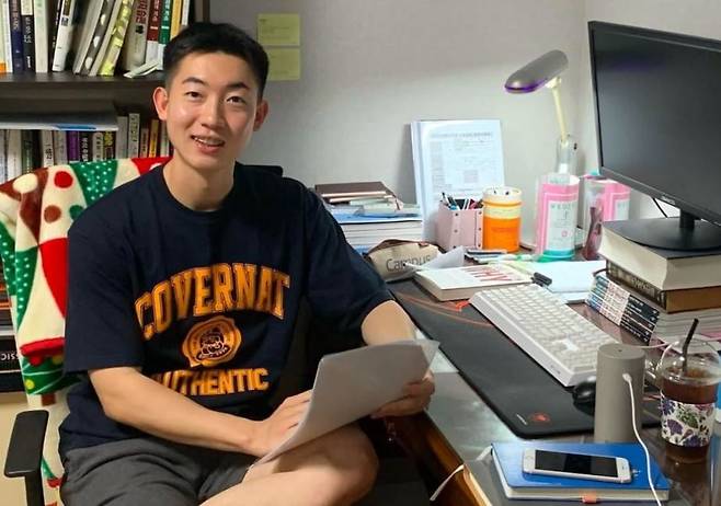 이준혁 대표가 고정비를 줄이기 위해 제품 창고와 사무공간으로 활용하던 울산 자택에서 책상에 앉아 직접 개발한 제품을 설명하고 있다.