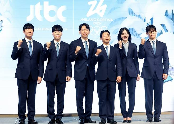 배성재(왼쪽부터), 성승헌 캐스터, 이승훈, 곽윤기, 김아랑, 윤성빈 해설위원이 14일 서울 영등포구 페어몬트 앰배서더 서울에서 열린 ‘2026 밀라노 코르티나 동계올림픽 JTBC 단독 중계’ 기자간담회에 참석해 포즈를 취하고 있다./사진=뉴스1