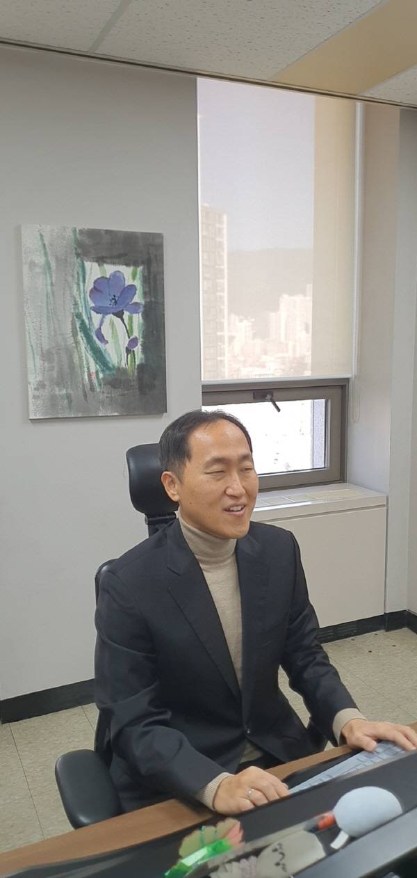 지난 8일 부산지법 민사3단독 최영 판사가 부산법원종합청사 자신의 사무실에서 음성변환 프로그램을 들으며 사건 기록을 검토하고 있다. 최 판사는 스피커로 기록을 듣기 때문에 모니터는 꺼 둔다. 기록을 읽어주는 음성은 통상 속도의 2~3배다. 신심범 기자