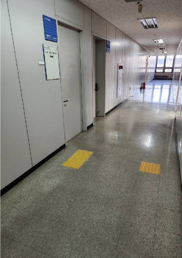 부산법원종합청사 10층 최영 판사 사무실과 속기지원실 등에 설치된 점자유도블럭. 부산지법 제공